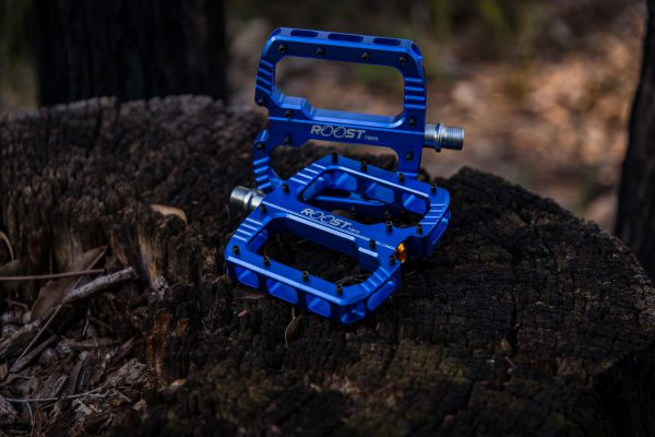 Roost Nero pedals in Blue